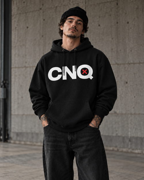 Mannequin portant le hoodie CNQ noir à grand logo.
