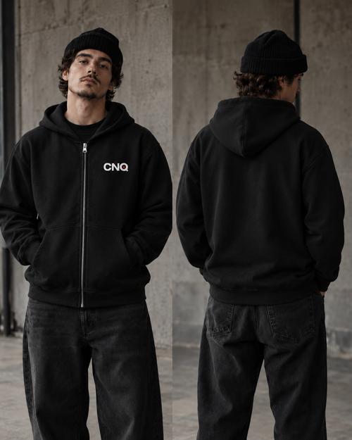 Veste à capuchon CNQ noire brodée portée par un mannequin, vues de face et de dos.
