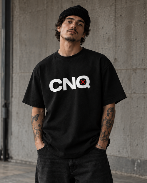 Mannequin portant le t-shirt essentiel CNQ noir avec le grand logo à l’avant.