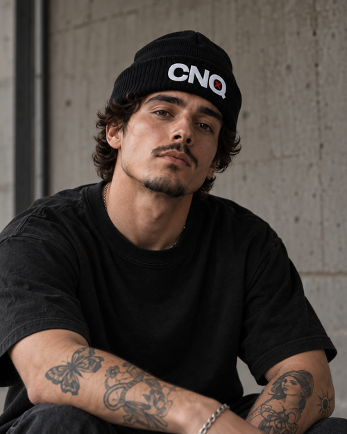Mannequin portant la tuque signature CNQ noire.